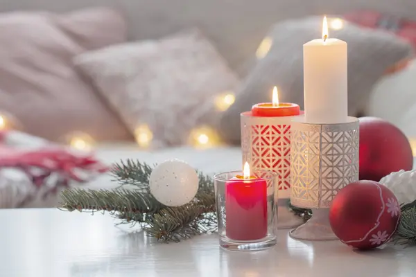 Beyaz Masa Üzerinde Mumlar Toplarla Noel Süslemesi — Stok fotoğraf