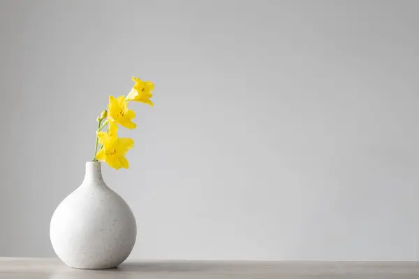 Sarı Yaz Çiçekleri Gri Arkaplanda Beyaz Vazoda — Stok fotoğraf