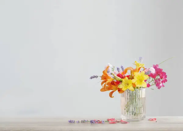 Летние Цветы Стеклянной Вазе Деревянной Полке — стоковое фото