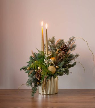 Altın renkli mumlarla Noel dekoru