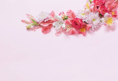 Alstroemeria ve kasımpatı pembe arka planda çiçek
