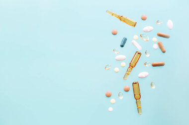 Mavi arka plandaki doğal malzemelerden üretilen ilaçlar.