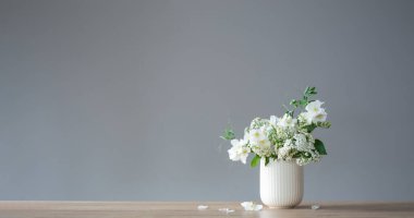 Gri arka planda beyaz yaz çiçekleri