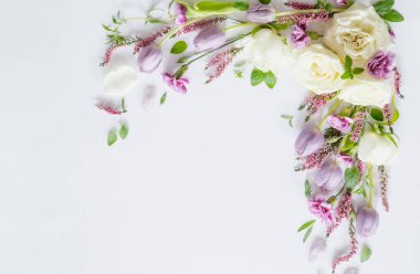 çerçeve beyaz zemin üzerine güzel çiçekler