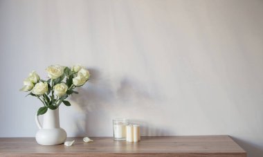 Beyaz sürahi içinde beyaz güller.