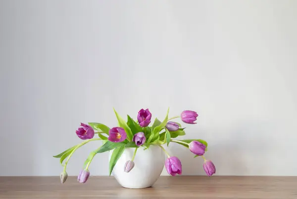 Tulipes Violettes Vase Céramique Blanche Sur Étagère Bois — Photo