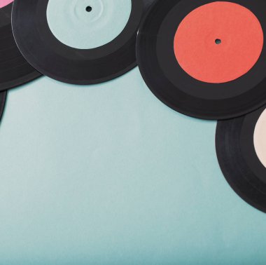 Kağıt arkaplanda müzik kayıtları. Retro müzik kavramı