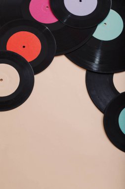 Kağıt arkaplanda müzik kayıtları. Retro müzik kavramı