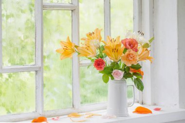 Vazodaki yaz çiçekleri arkaplan penceresinde su damlalarıyla