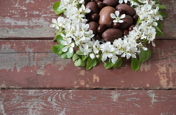 Chocolate Easter Eggs Spring Flowers Wooden Background — Stock Photo, Image