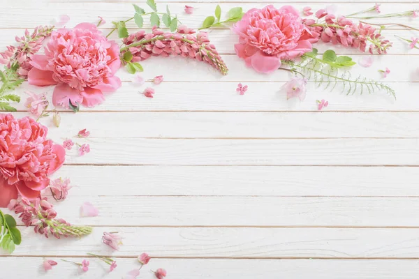 Růžové Nádherné Květiny Bílém Dřevěném Pozadí — Stock fotografie