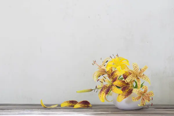 Желтая Лилия Керамической Белой Вазе Деревянном Столе — стоковое фото