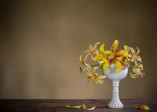 Lys Jaune Dans Vase Blanc Céramique Sur Une Table Bois — Photo