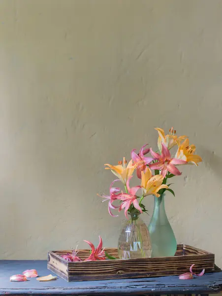 古い木の棚のガラスの花瓶の美しいユリ — ストック写真