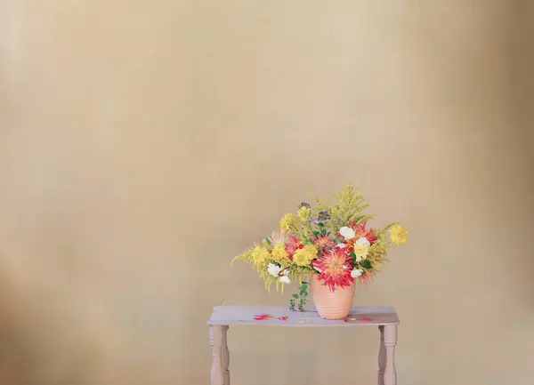 Gelbe Und Rote Blumen Der Vase Vintage Regal — Stockfoto