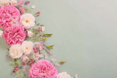 Kağıt arkaplanda pembe ve beyaz güller