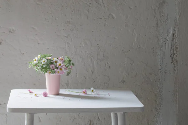 Ромашки Цветы Розовой Вазе Белом Фоне — стоковое фото