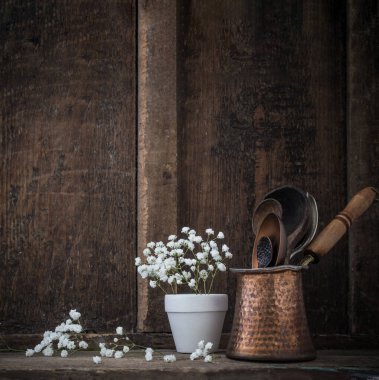 Eski ahşap arka plan üzerinde mutfak eşyaları