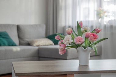 Modern ev içinde beyaz seramik vazoda pembe bahar çiçekleri