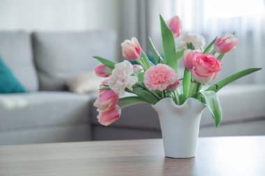 Modern ev içinde beyaz seramik vazoda pembe bahar çiçekleri