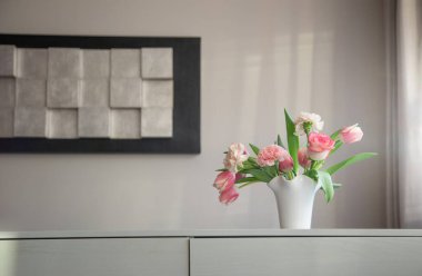 Modern ev içinde beyaz seramik vazoda pembe bahar çiçekleri