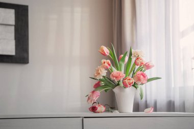 Modern ev içinde beyaz seramik vazoda pembe bahar çiçekleri