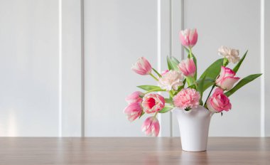 Modern ev içinde beyaz seramik vazoda pembe bahar çiçekleri