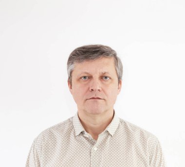 Beyaz arka plan üzerinde olgun adam portresi 