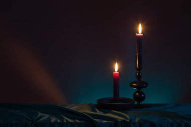 Koyu arkaplanda mumlar yakılıyor