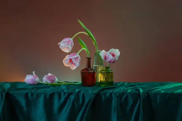 Rosa Tulpen Glasvase Auf Dunklem Hintergrund — Stockfoto