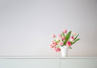 Modern ev içinde beyaz seramik vazoda pembe bahar çiçekleri