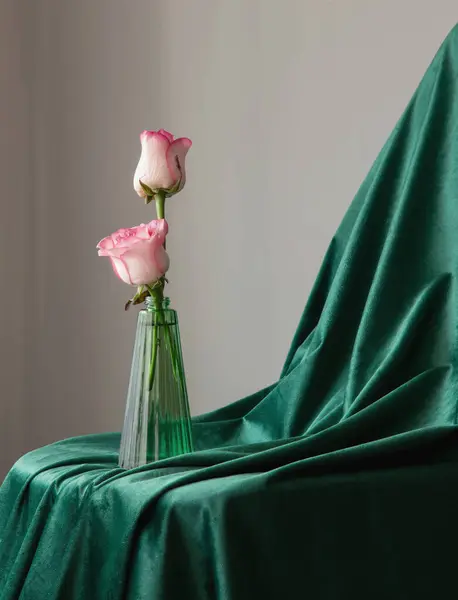 Pink Roses Green Glass Vase Background Green Velvet Clothes — Stock Photo, Image