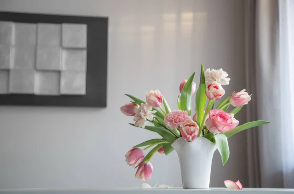 Рожеві Весняні Квіти Білій Керамічній Вазі Сучасному Домашньому Інтер Єрі — стокове фото