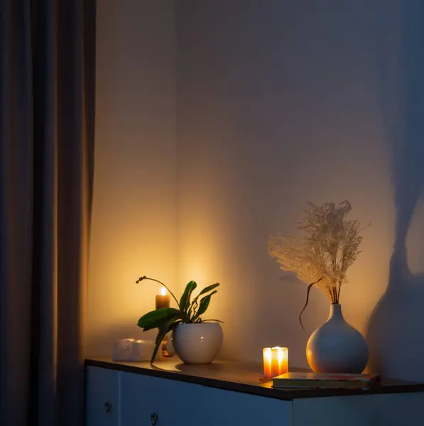 Velas Encendidas Con Flores Jarrón Dormitorio Por Noche —  Fotos de Stock