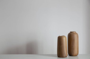 Arka planda iki modern vazo beyaz duvar