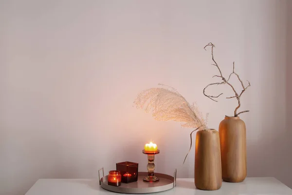 家居装饰用干花和燃烧的蜡烛 — 图库照片