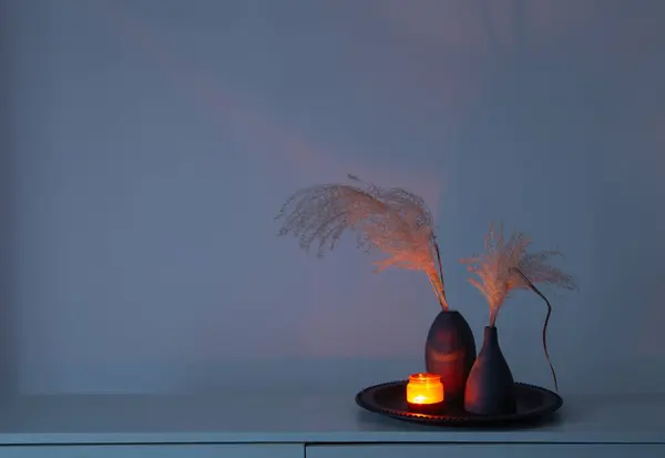 家居装饰用干花和燃烧的蜡烛 — 图库照片