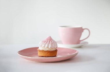 Kek, beyaz masada bir fincan kahve.