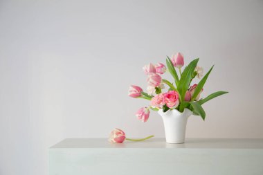 Modern ev içinde beyaz seramik vazoda pembe bahar çiçekleri