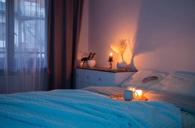 Geceleri yatak odasında bir fincan çay.