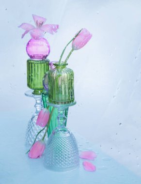 Cam vazolarda bahar çiçekleri ve su damlaları