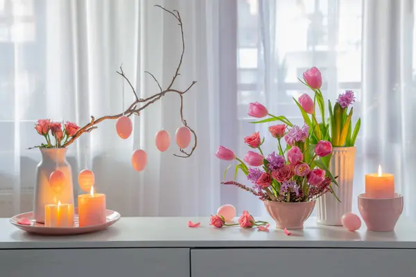 Decoração Casa Páscoa Com Flores Ovos Velas Ardentes — Fotografia de Stock