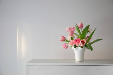 Modern ev içinde beyaz seramik vazoda pembe bahar çiçekleri