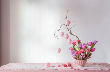 Paskalya evi dekoru pembe ve beyaz renklerde
