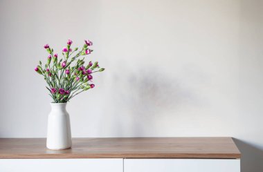 Arka planda mor karanfil demeti