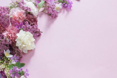 Güzel yaz çiçekleri pembe kağıt arka planda