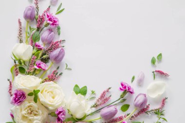 çerçeve beyaz zemin üzerine güzel çiçekler
