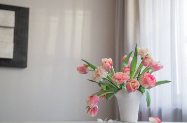 Modern ev içinde beyaz seramik vazoda pembe bahar çiçekleri