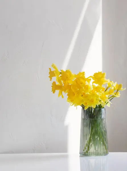 Gelbe Frühlingsnarzissen Glasvase Auf Weißem Hintergrund — Stockfoto