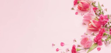 Güzel bahar çiçekleri pembe bir arka plan üzerinde